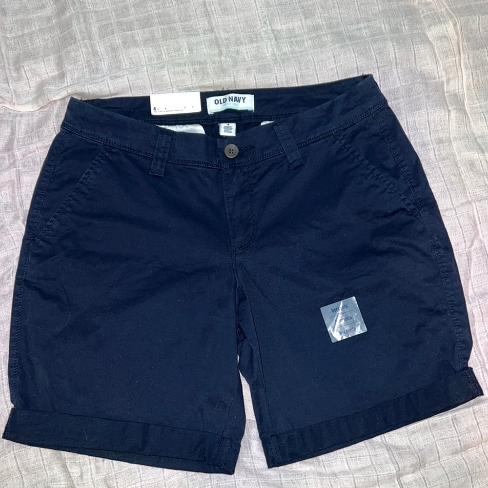 Women's Old Navy Bermuda shorts NWT, color is navy , size 4